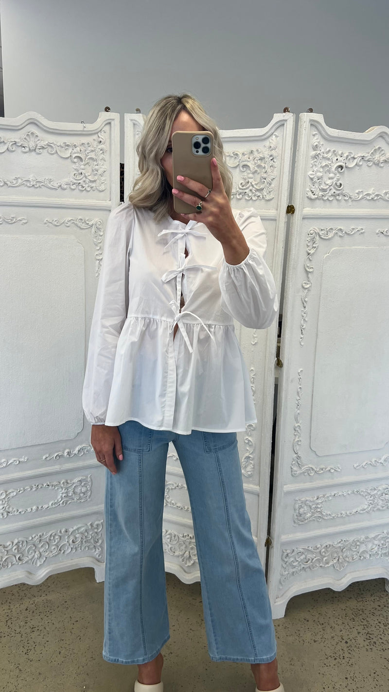 Long sleeves Cutsey Bow Tie Blouse - White